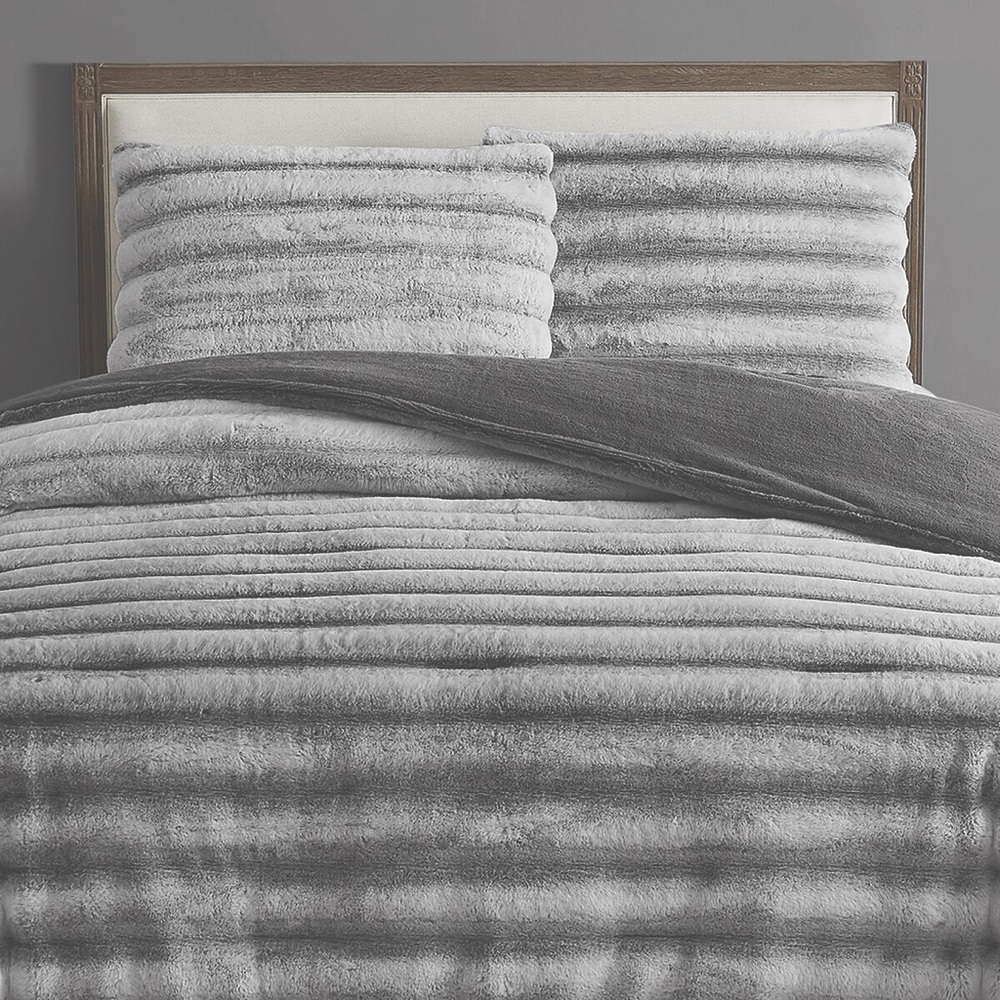 KING - Faux Fur 3 Piece Comforter/Blanket Set - NEW Brand: Frye